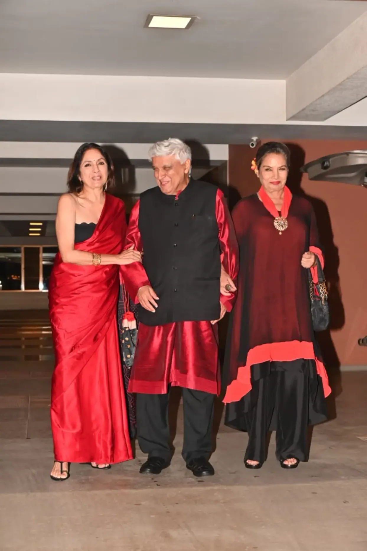 Neena Gupta also happened to twin with the birthday girl and her husband in a red saree with a black tube blouse.
