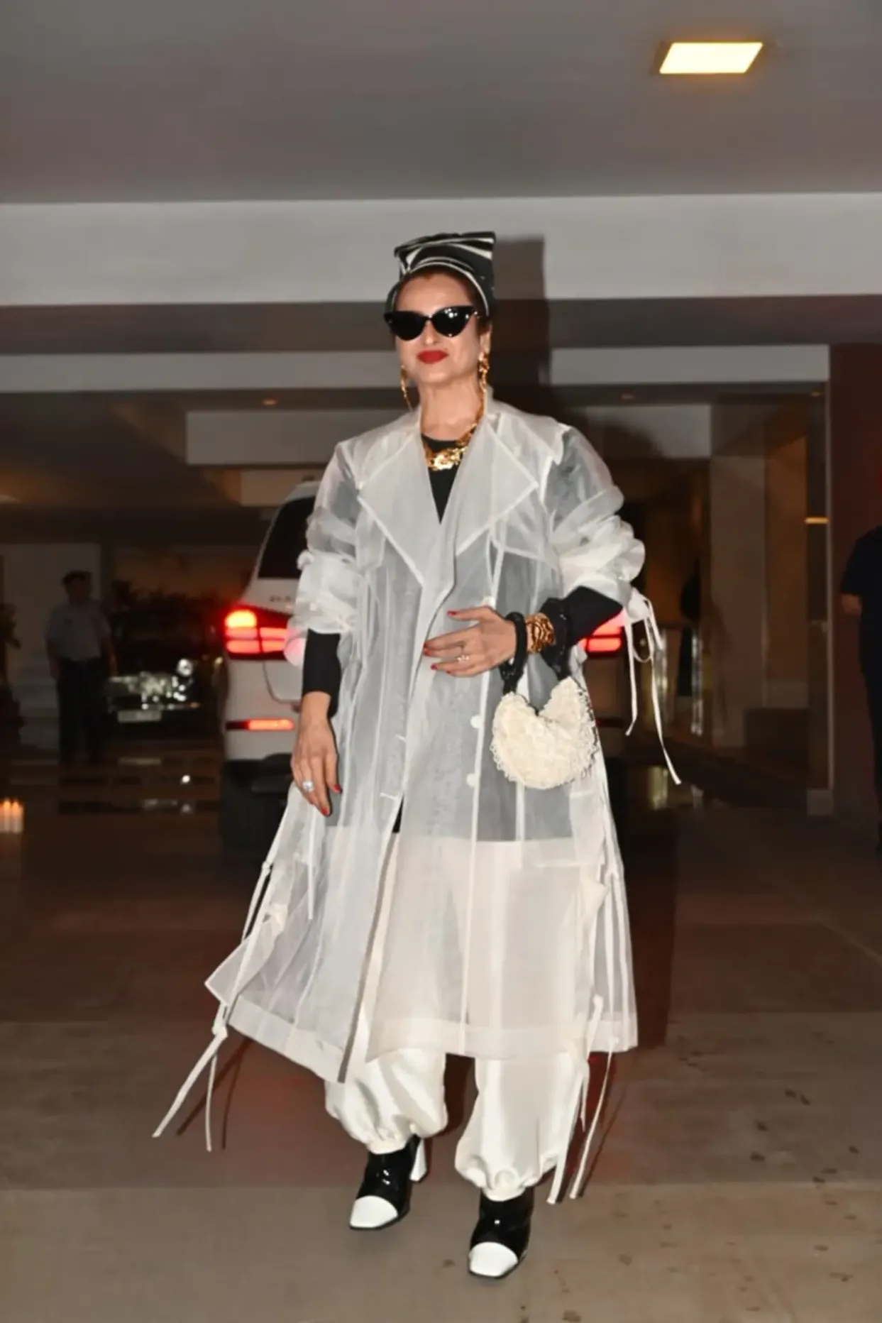 Rekha’s Glamorous Look, Sindoor Grabs Attention