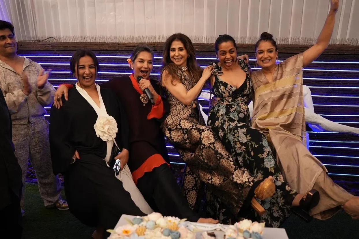 Divya Dutta, Shabana Azmi, Urmila Matondkar, and others were seen dancing and singing in this candid and fun picture.