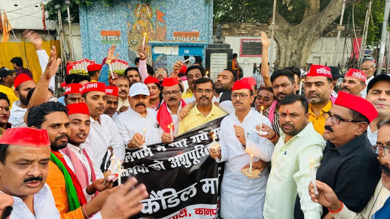 भारत माता की प्रतिमा के पास श्रद्धांजलि देते सपा के लोग।