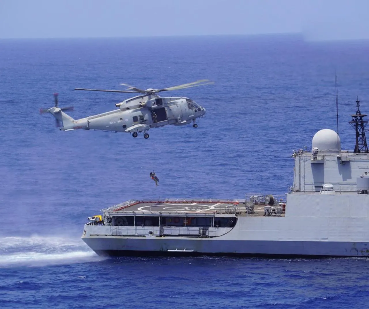 अरब सागर में भारत — यूके का नौसैनिक अभ्यास | यंग भारत न्यूज