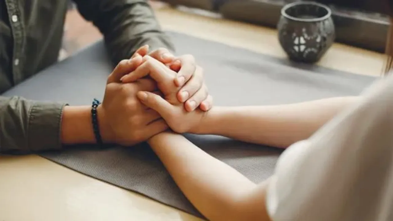 Things Not To Do In A Relationship: हेल्थी रिलेशनशिप में यह कभी न करे