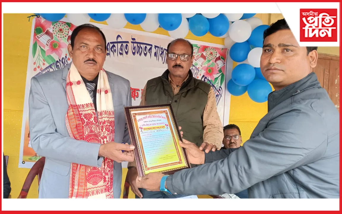 আলমগঞ্জত অৱসৰপ্ৰাপ্ত শিক্ষকৰ বিদায় সম্বৰ্ধনা 