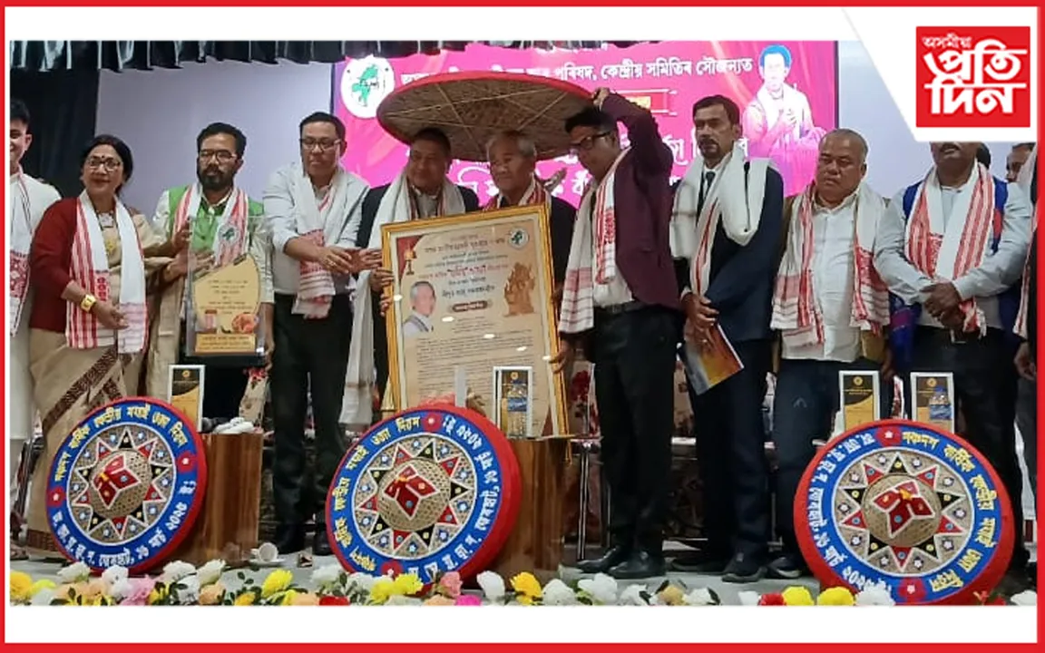 চলচ্চিত্ৰ পৰিচালক জাহ্নু বৰুৱাক ‘মঘাই ওজা বঁটা’ প্ৰদান