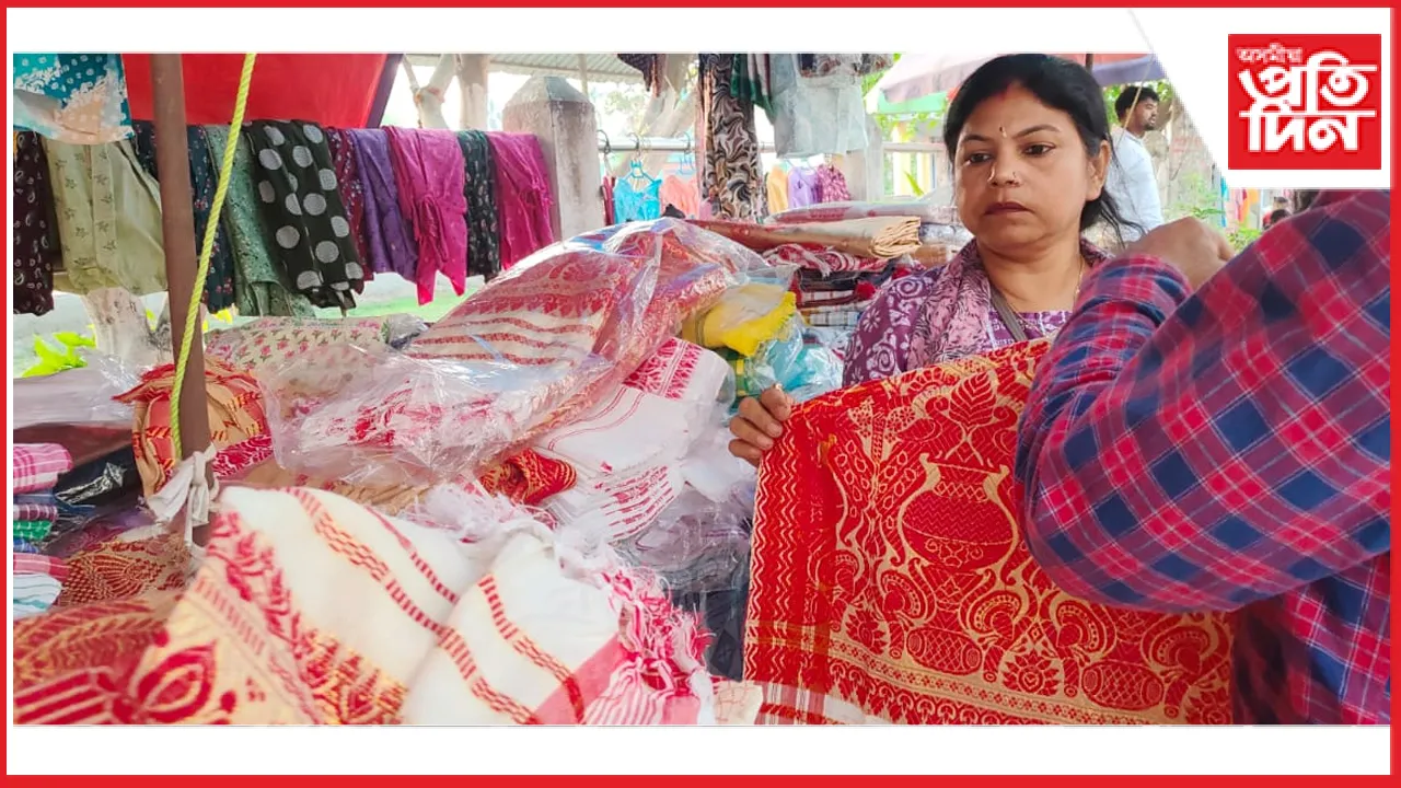 ৰঙালী বিহুৰ প্ৰাকক্ষণত মঙলদৈত পাৱাৰলুমৰ গামোচাৰ পয়োভৰ...