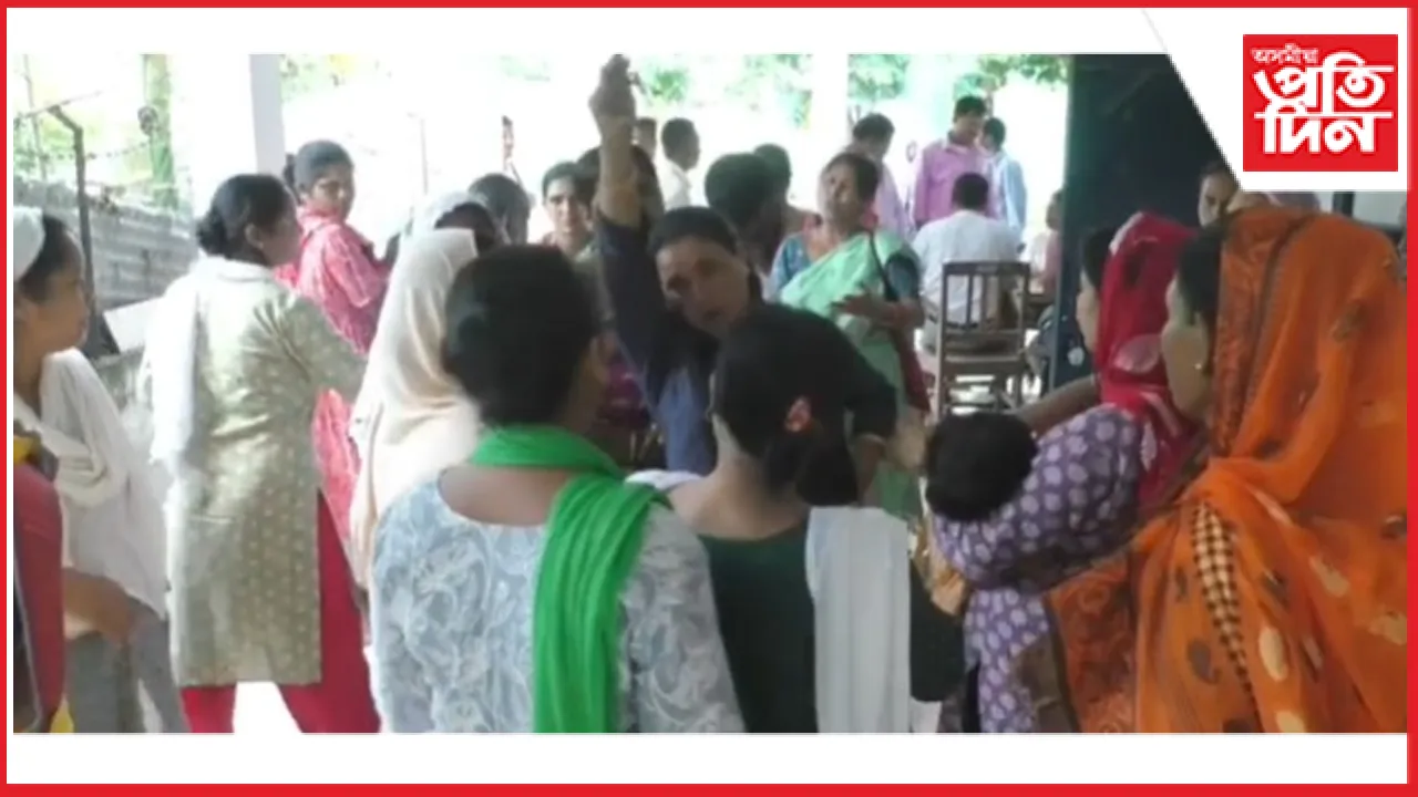 অৰুণোদয় প্ৰ-পত্ৰ সংগ্ৰহক কেন্দ্ৰ কৰি নগৰবাহী গাওঁ পঞ্চায়তত খণ্ড যুদ্ধ