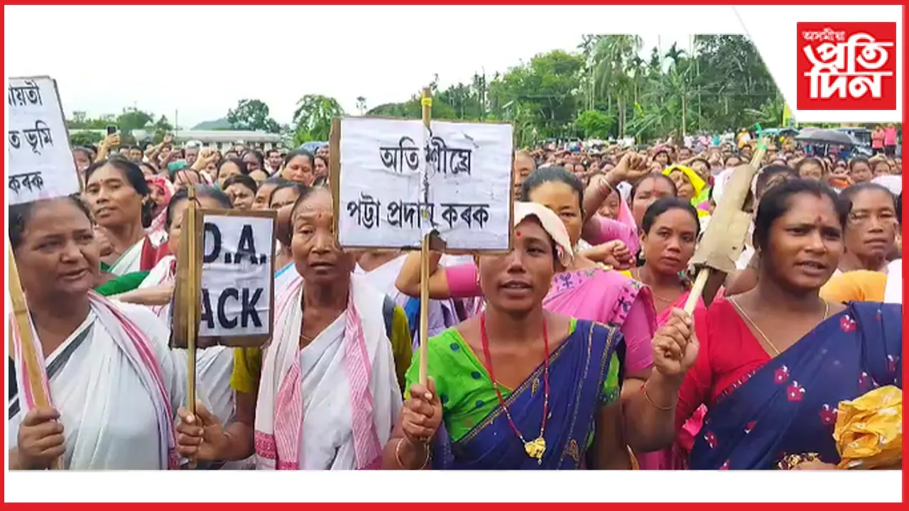 পথাৰ এৰি ৰাজপথত কৃষক, মহিলাঃ মুখ্যমন্ত্ৰী, বিধায়ক হেমাংগ ঠাকুৰীয়াৰ বিৰুদ্ধে প্ৰতিবাদ