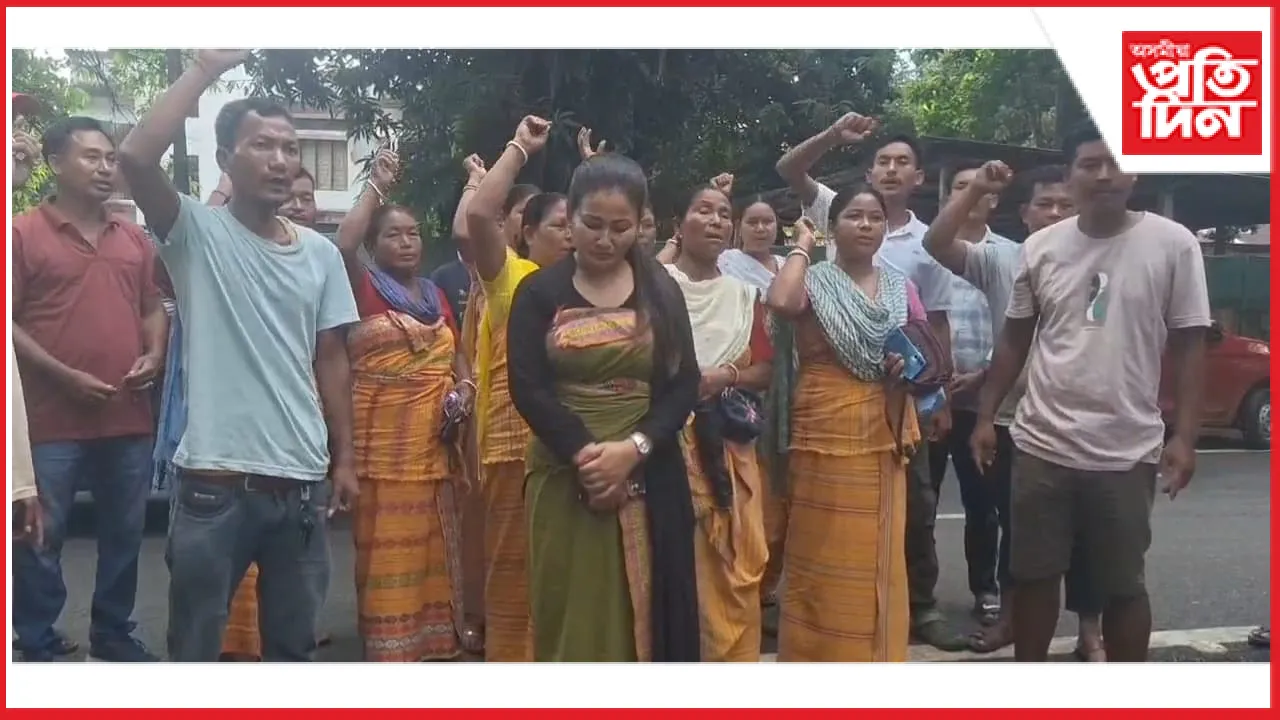 গৰুভাষা ভিচিডিচিৰ সভাপতিক আক্ৰমণৰ ঘটনাঃ গোচৰ পঞ্জীয়ন কৰিবলৈ চিদলী আৰক্ষী থানাৰ সন্মুখত প্ৰতিবাদ