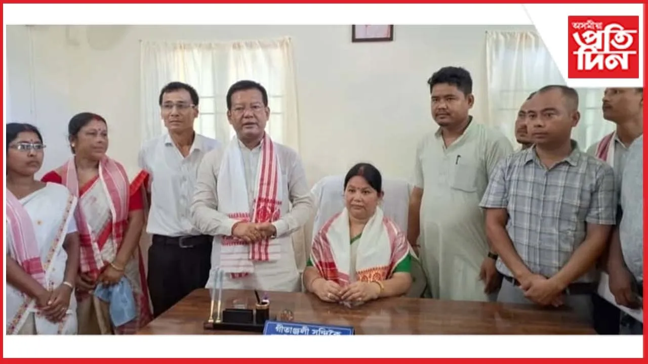 উত্তৰ ঢকুৱাখনা পঞ্চায়তত গৃহ প্ৰৱেশ অনুষ্ঠান_ সভানেত্ৰীৰ আসনত বহিল গীতাঞ্জলি সন্দিকৈ