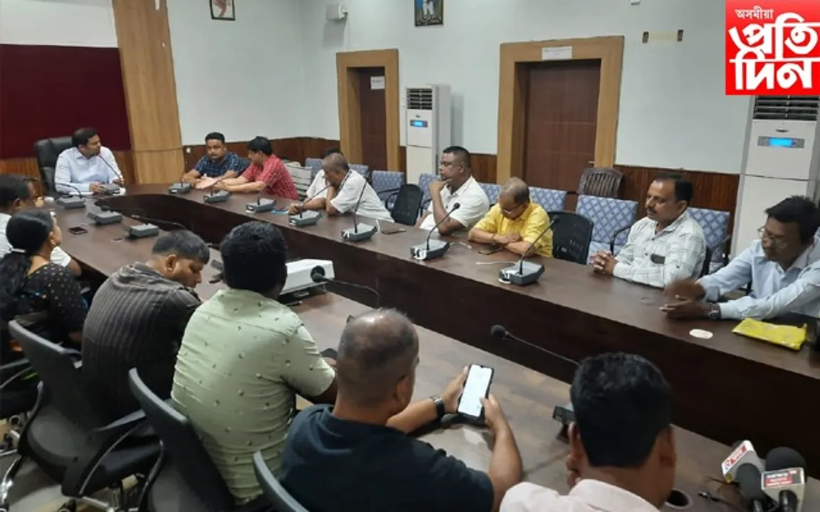 গোলাঘাটৰ বিভিন্ন সমস্যা সন্দৰ্ভত সাংবাদিকৰ সৈতে আলোচনা উপায়ুক্তৰ