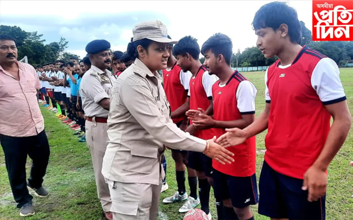 লখিমপুৰ জিলাৰ অন্তৰ্গত থানা সমূহৰ মাজত ফুটবল প্ৰতিযোগিতা...