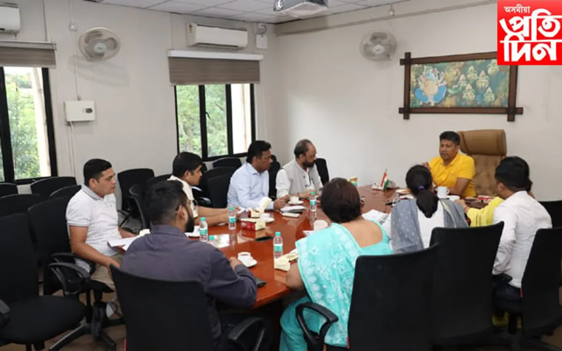 দিছপুৰত সামাজিক ন্যায় আৰু সবলীকৰণ মন্ত্ৰী পীযুষ হাজৰীকাৰ বিভাগীয় বিষয়াৰে বৈঠক...