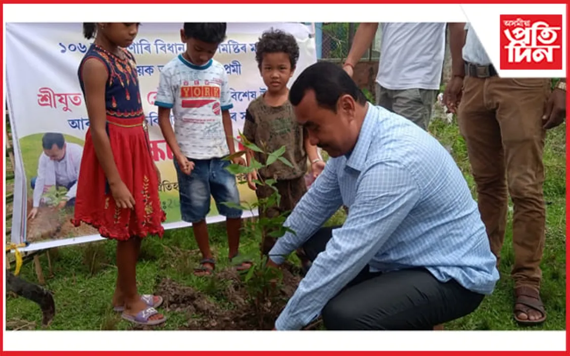 সোণাৰি বিধায়ক ধৰ্মেশ্বৰ কোঁৱৰ উদ্যোগত গছ পুলি ৰোপণ 
