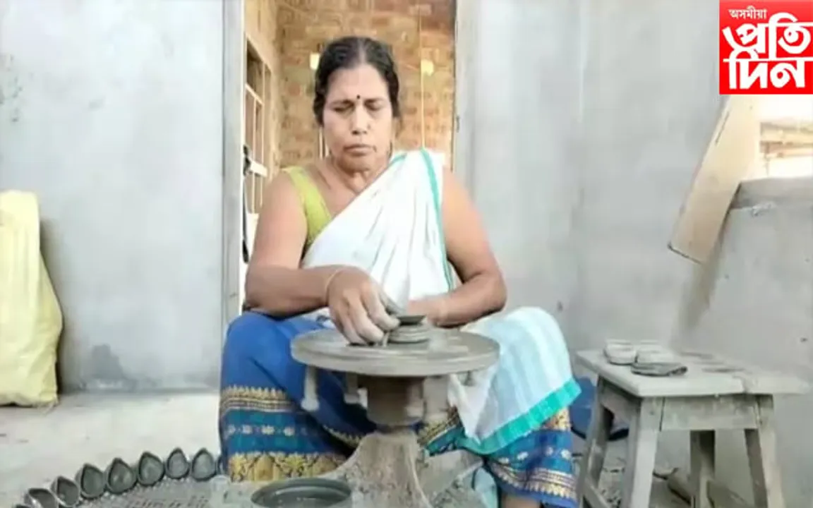 হাজোত ৮০ হাজাৰ চাকি নিৰ্মাণ কৰি চৰ্চাত এগৰাকী ৬০ উৰ্ধৰ মহিলা...