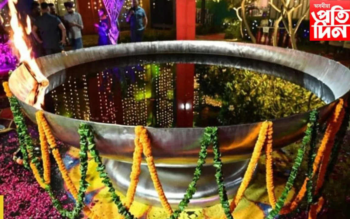 বিশ্ব শান্তিৰ বাবে পঞ্জাৱত জ্বলোৱা হ'ল বিশ্বৰ সৰ্ববৃহৎ চাকি, ৩০০০ লিটাৰ তেল আৰু...