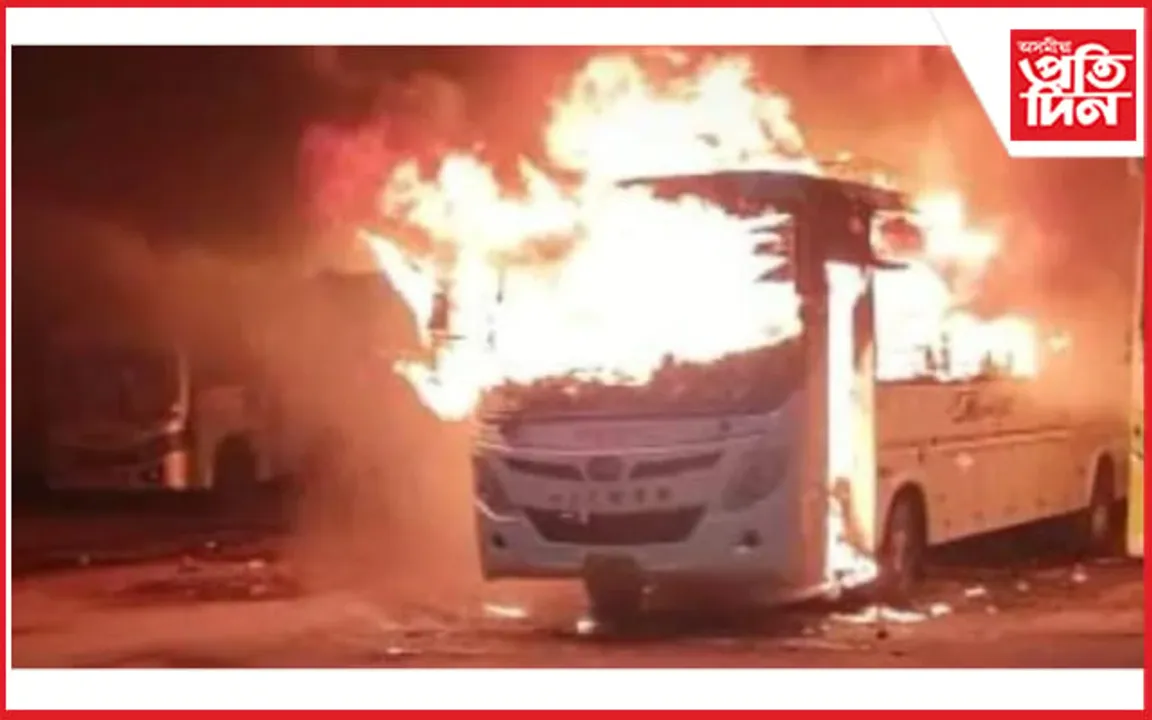 চাকিৰ পৰা সূত্ৰপাত হোৱা অগ্নিকাণ্ডত বাছ চালক, পৰিচালক জীৱন্তে অগ্নিদগ্ধ... 