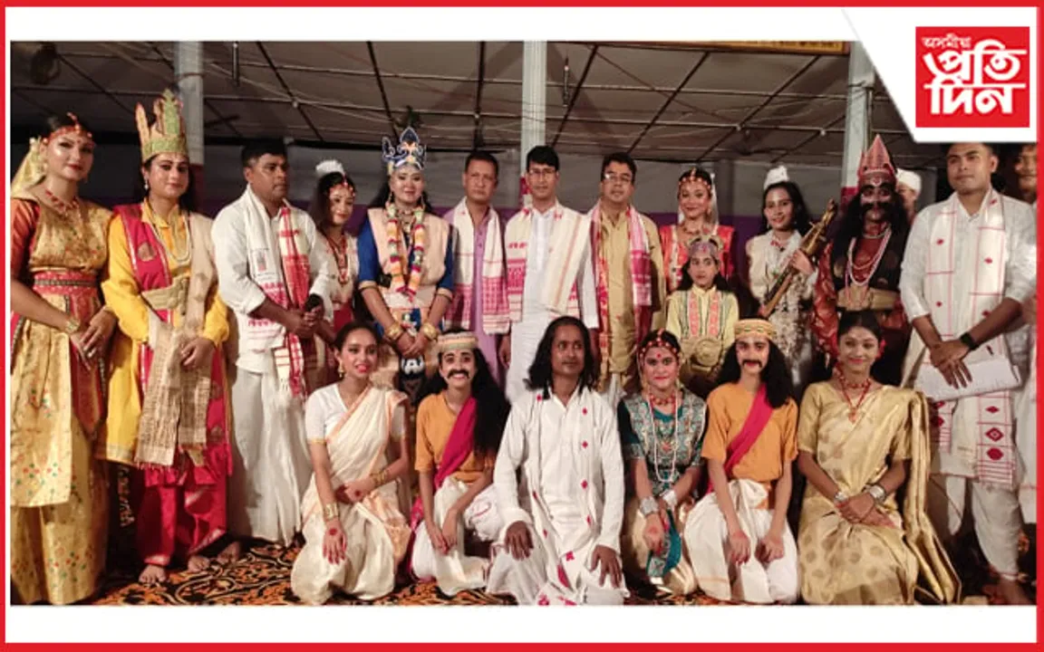 ধিঙৰ জগন্নাথ মন্দিৰ প্ৰাঙ্গনত পাৰিজাত হৰণ ভাওনা, ভাৱৰীয়াৰ ৰূপত যুৱতী... 