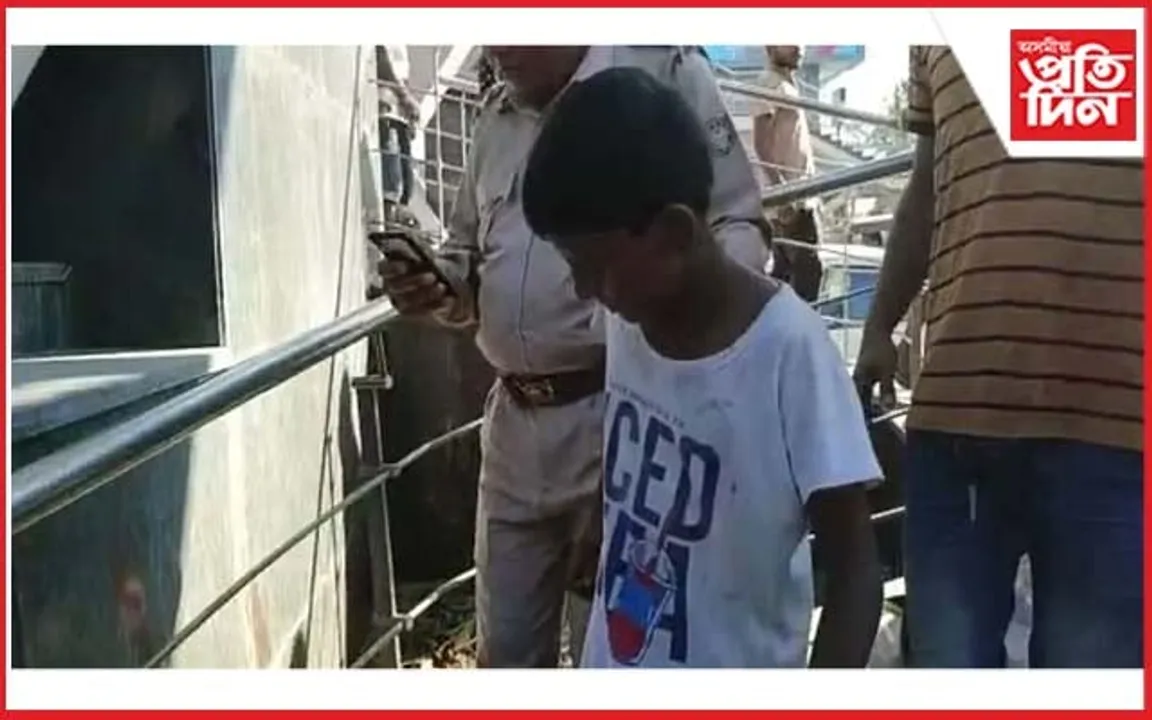 মহানগৰীৰ আদাবাৰীৰ ফুট ব্রীজত থকা লিফটত প্ৰায় ১ ঘন্টা ধৰি আৱদ্ধ এটি শিশু...