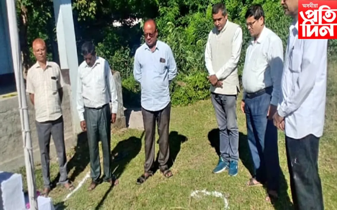 শ্বহীদ কৰ্মচাৰী দিলীপ চক্ৰৱৰ্তীৰ সশ্ৰদ্ধ স্মৃতিত শ্বহীদ দিৱস পালন...