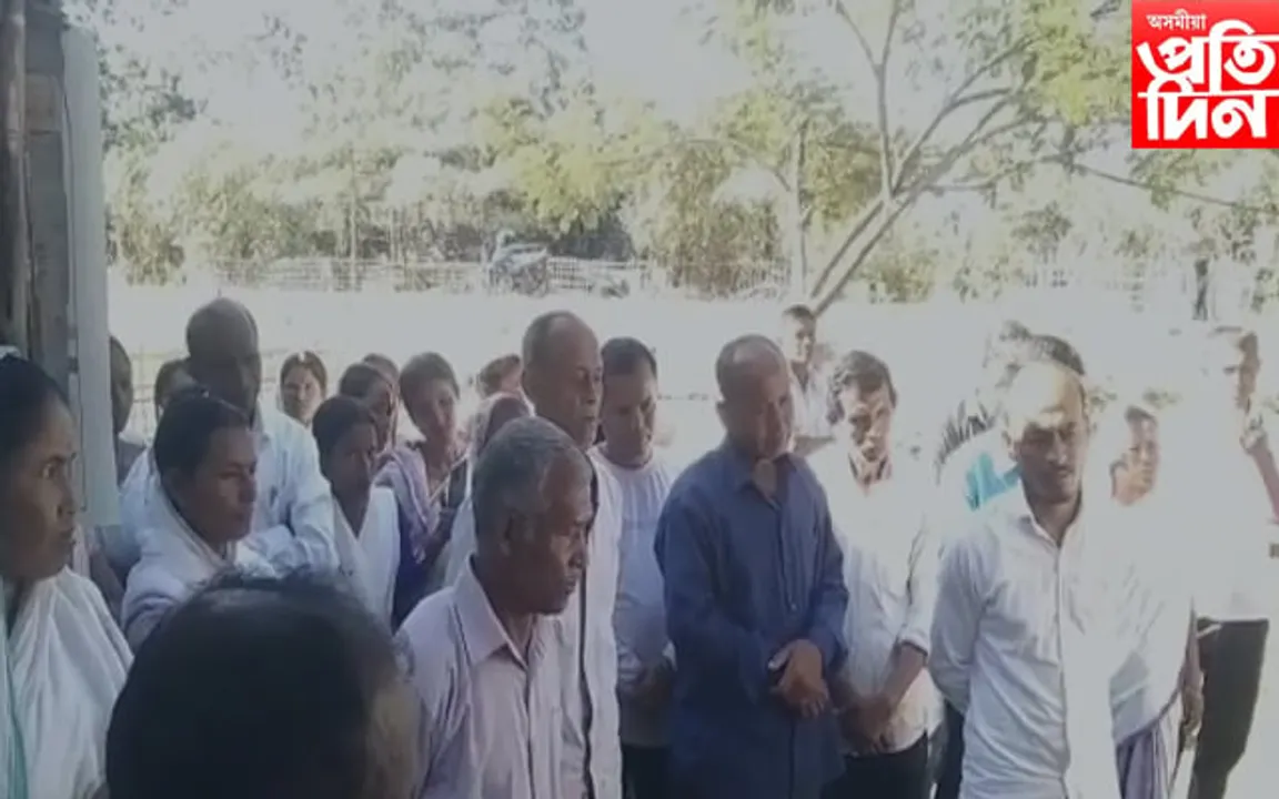 ধেমাজিত বিদ্যালয় একত্ৰীকৰণকলৈ ৰাইজৰ প্ৰতিবাদ... 