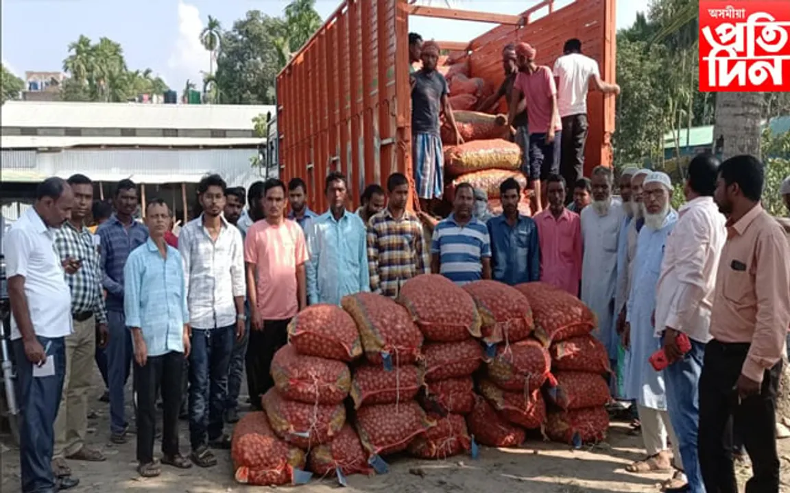 হাটশিঙিমাৰী জিলা কৃষি বিভাগে ৭০০ শতাধিক কৃষকক বিতৰণ কৰিলে আলুৰ বীজ