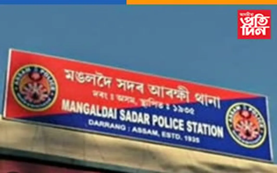 ৰক্ষকেই ভক্ষক! নিশা গৃহৰক্ষী জোৱানে খেলুৱৈৰ পৰা কাঢ়িলে টকা...