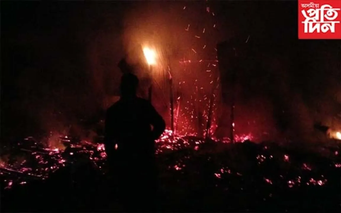 বান্দৰদেৱাৰ মধুপুৰত অগ্নিকাণ্ড, জুইত জাহ গ'ল বাসগৃহ...