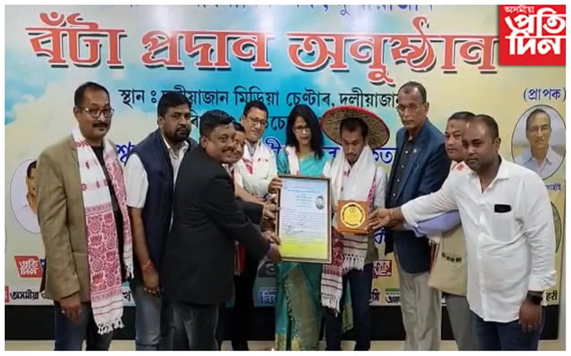 'অসমীয়া প্ৰতিদিন'ৰ চাবুৱাৰ সাংবাদিক বিশ্বজিৎ ফুকনলৈ যুৱ সাংবাদিকতা বঁটা