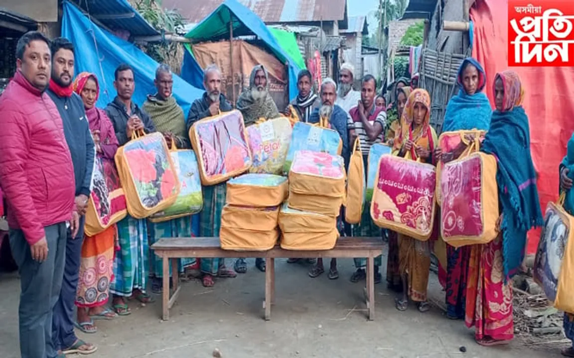 উচ্ছেদিত পৰিয়ালৰ মাজত কম্বল বিতৰণ সমাজকৰ্মী জিয়াউল ইছলামৰ 