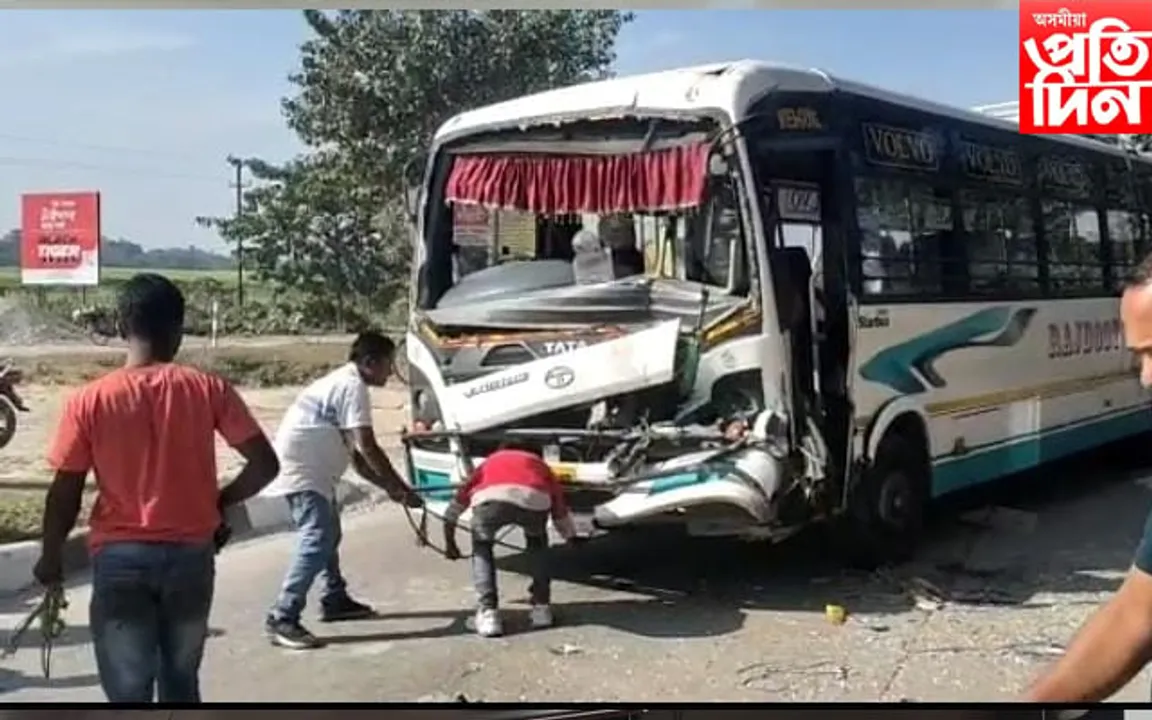 বজালীত ভয়ংকৰ পথ দুৰ্ঘটনা! যাত্ৰী বাহী বাছৰ মুখামুখি সংঘৰ্ষ...