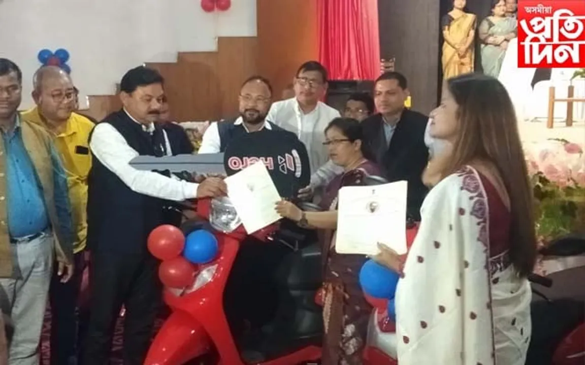 ডিব্ৰুগড়ত ড০ বাণীকান্ত কাকতি মেধা বঁটা প্ৰদান মন্ত্ৰী ৰঞ্জিত কুমাৰ দাসৰ...