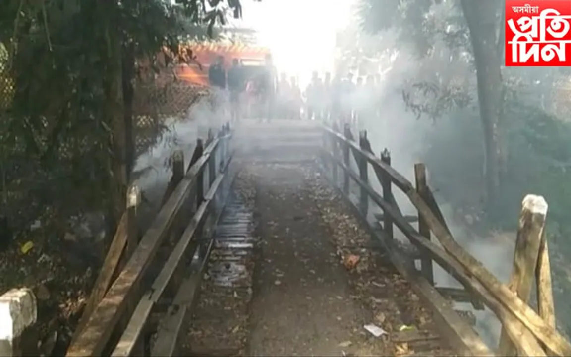 নগাঁও চহৰত অঘটন: নিচাসক্তই লগালে কাঠৰ দলঙত জুই