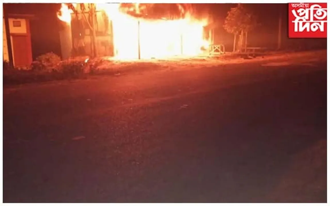 ত্ৰিপুৰাৰ প্ৰাক্তন মুখ্যমন্ত্ৰী বিপ্লৱ দেৱৰ বাসগৃহত অগ্নি সংযোগ দুৰ্বৃত্তৰ