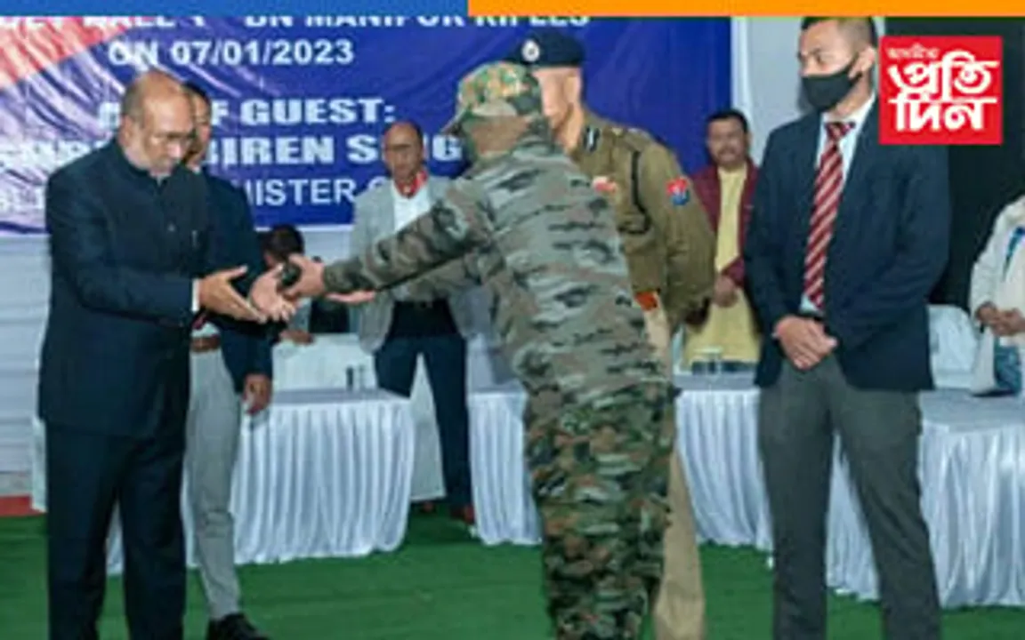 মণিপুৰত মুখ্যমন্ত্ৰী এন বীৰেন সিঙৰ সন্মুখত অস্ত্ৰ সম্বৰণ ৪৩ কেডাৰৰ