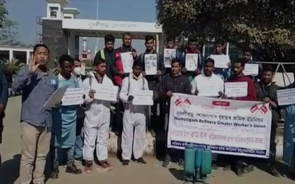 নুমলীগড় শোধনাগাৰৰ মুখ্যদ্বাৰত ব্যতিক্ৰমী প্ৰতিবাদ