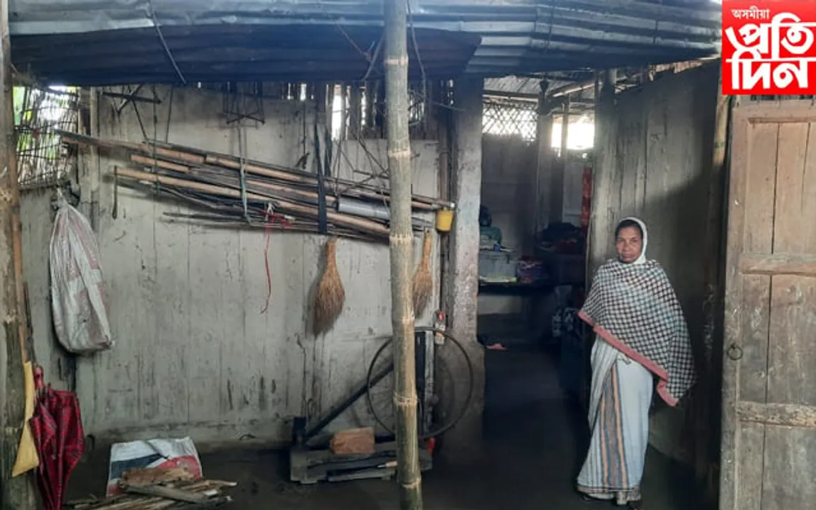 উন্নয়নৰ নুমনা! ধন দিয়াৰ পাছতো চৰকাৰী গৃহ নাপালে এটি দুৰ্ভগীয়া পৰিয়ালে...