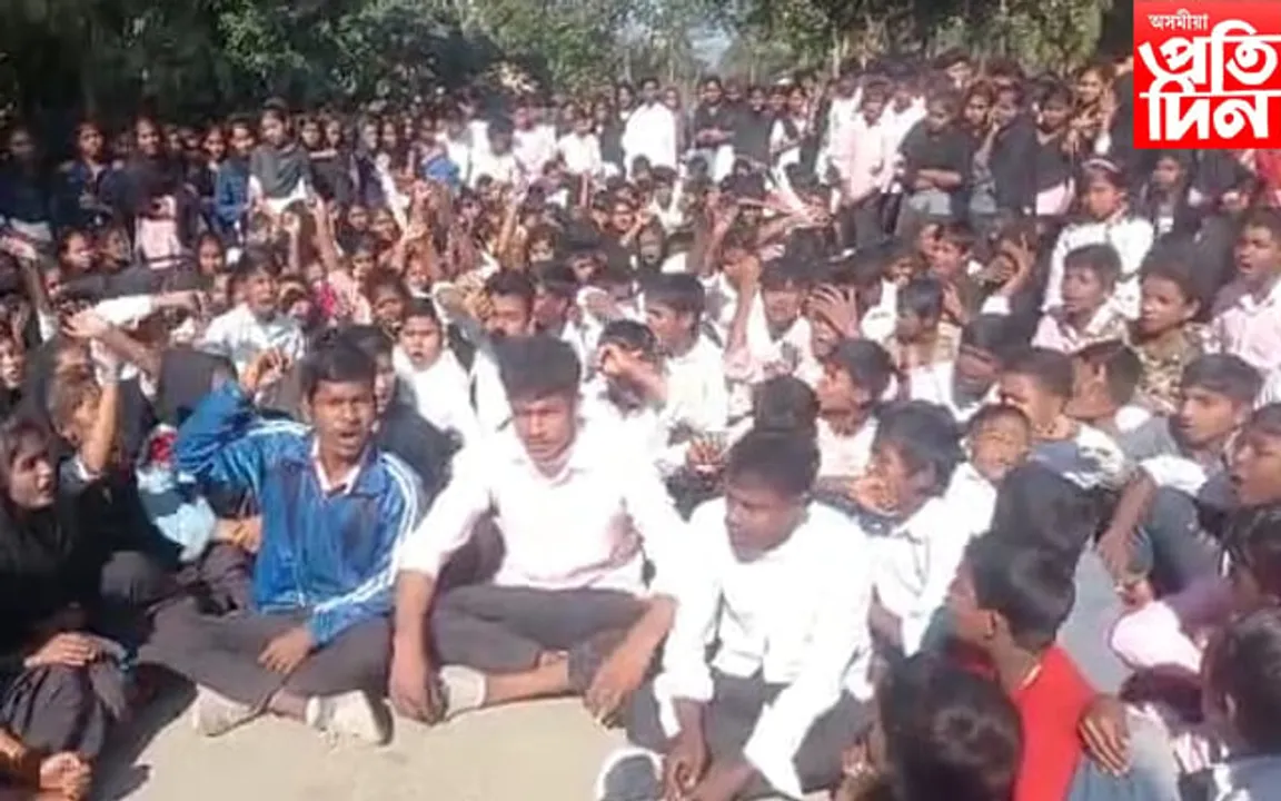 বিটিচি বনবিভাগৰ কাৰ্য্যবাহী সদস্য ৰঞ্জিত বসুমতাৰীৰ বিৰুদ্ধে শিক্ষাৰ্থীৰ প্ৰতিবাদ...