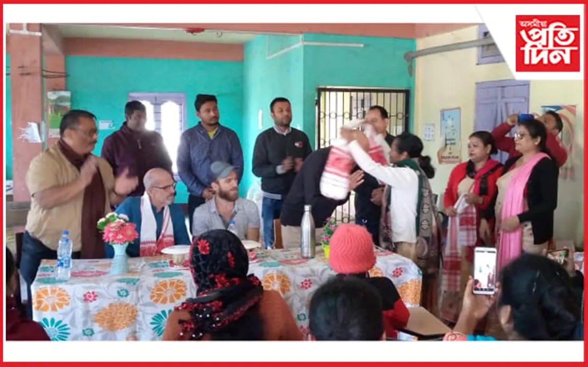 নগাঁৱৰ মহিলা উদ্যোগী গোটৰ উৎপাদিত সামগ্ৰীয়ে মন মুহিলে আমেৰিকানৰ...