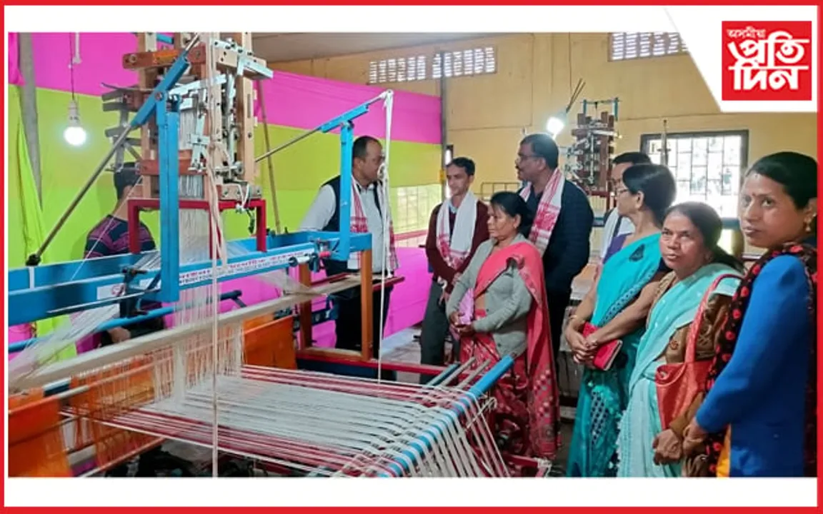 মহিলাৰ অভিলাষী প্ৰশিক্ষণ শিবিৰ আৰু বস্ত্ৰ উৎপাদন কেন্দ্ৰৰ শুভাৰম্ভ...    