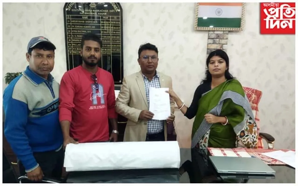 ব্ৰহ্মপুত্ৰৰ গৰাখহনীয়াৰ স্থায়ী প্ৰতিৰোধৰ দাবীত মুখ্যমন্ত্ৰী-প্ৰধানমন্ত্ৰী লৈ স্মাৰক পত্ৰ ৰাইজৰ দলৰ