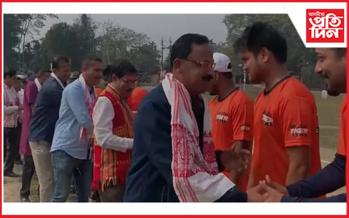 আকৌ প্ৰাণ পালে ঐতিহ্যমণ্ডিত উৰিয়াগাঁৱৰ খেলপথাৰ : এ জে ৱাই চি পি একাদশ আৰু মিডিয়া একাদশৰ মাজত ৰোমাঞ্চকৰ ক্ৰিকেট মেচ...