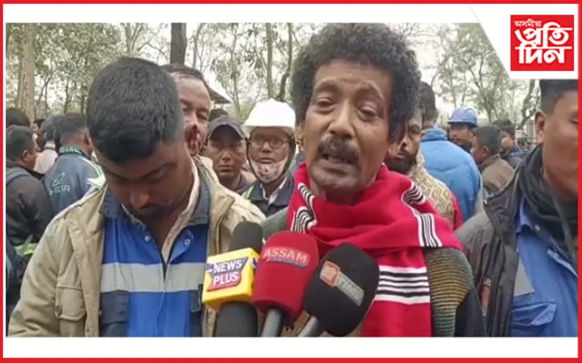 নুমলীগড় শোধনাগাৰৰ মুখ্যদ্বাৰত শ্ৰমিক শৰৎ বৰাৰ মৃত্যুত শোক প্ৰকাশ শ্ৰমিক ৰাইজৰ