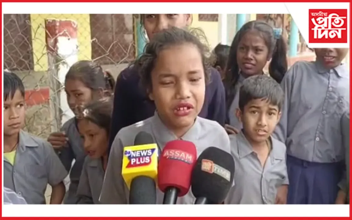 "আমাৰ ছাৰক যাবলৈ নিদিও" কান্দি কান্দি ছাত্ৰ-ছাত্ৰীৰ কাতৰ আহ্বান...