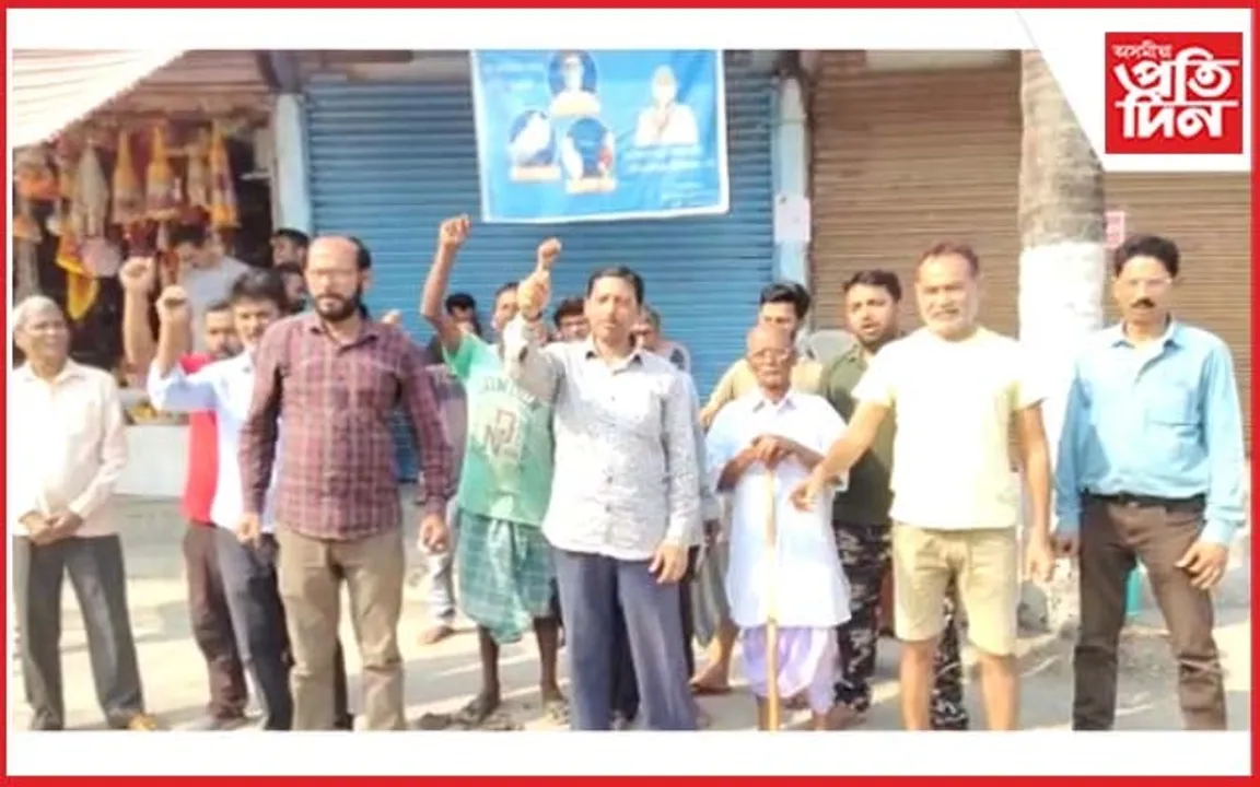 শান্তিনগৰ ডাকঘৰৰ চৌহদত গ্ৰাহকৰ উত্তাল প্ৰতিবাদ