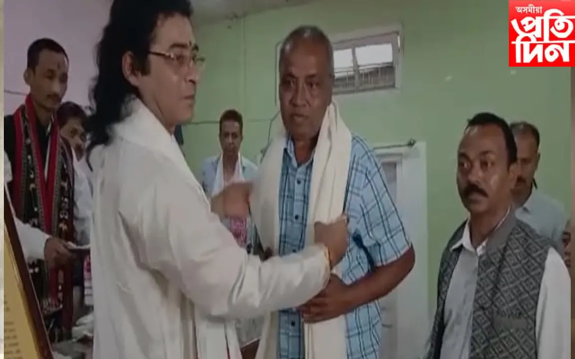 সাংবাদিক বিকাশ শৰ্মাক সাহিত্য-সংস্কৃতিৰ জীৱন জোৰা সাধনা বঁটা প্ৰদান ...