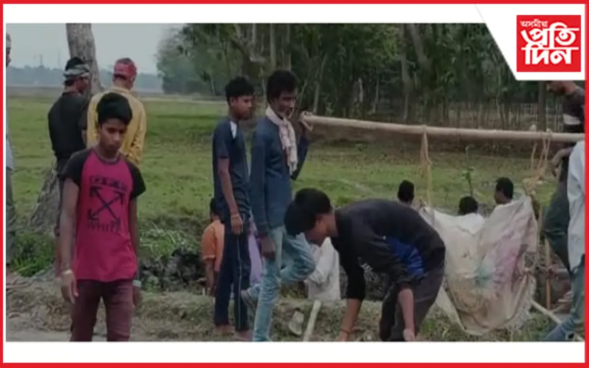 ঐতিহাসিক এঙেৰা খাট পথাৰত কৃষিজীৱী ৰাইজৰ শ্ৰমদান...