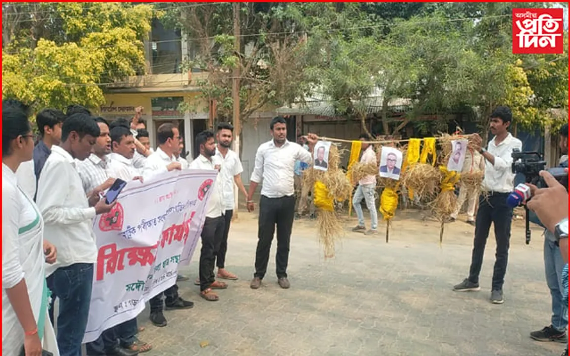 মাজুলীত শিক্ষা মন্ত্ৰীসহ চেবাৰ অধ্যক্ষ-পৰীক্ষা নিয়ন্ত্ৰকৰ প্ৰতিকৃতি দাহ...