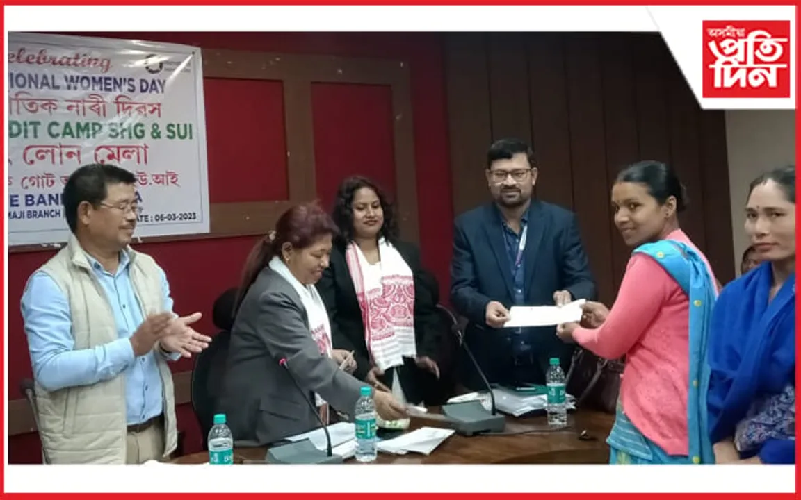 ধেমাজিত আত্মসহায়ক গোট আৰু এছ ইউ আই মহিলাসকলৰ মাজত আইন সজাগতা সভা ও লোন মেলা