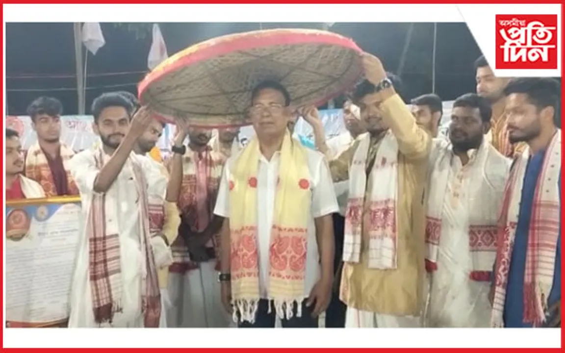 কৃষ্ণ ৰয়ক পাঠশালা বঁটা প্ৰদান  