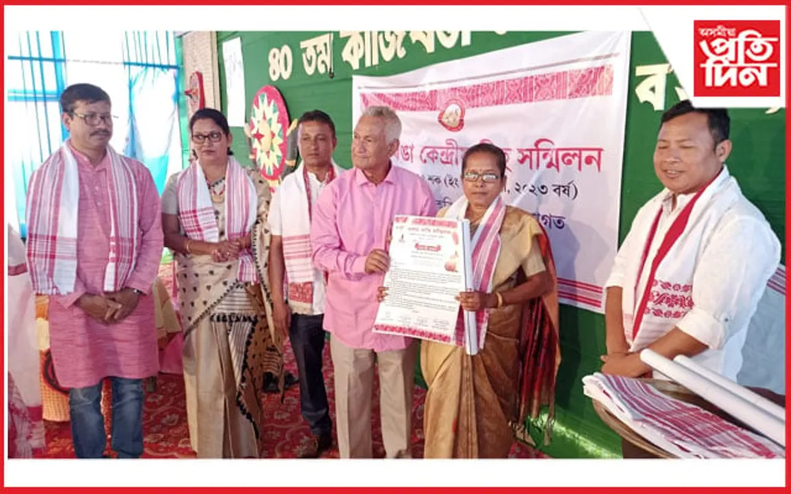 দুকুৰি কবি-শিল্পীৰ কবিতা-গীতেৰে জীপাল কাজিৰঙাৰ কেন্দ্ৰীয় বিহুতলী...